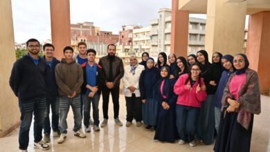 الدكتور منى عبد اللطيف مديرة مدينة الأبحاث العلمية والتطبيقات التكنولوجية مع طلاب لــ STEM