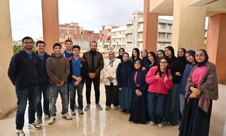 الدكتور منى عبد اللطيف مديرة مدينة الأبحاث العلمية والتطبيقات التكنولوجية مع طلاب لــ STEM