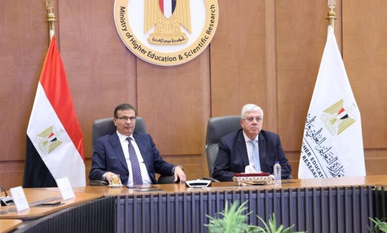 الدكتور أيمن عاشور وزير التعليم العالي مع علاء فاروق وزير الزراعة واستصلاح