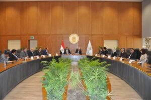 الدكتور أيمن عاشور وزير التعليم العالي والبحث العلمي، اجتماعًا مع علاء فاروق وزير الزراعة