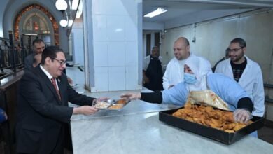 رئيس جامعة القاهرة مع الطلاب بالمدينة الجامعية