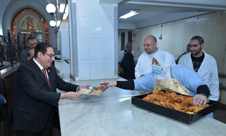 رئيس جامعة القاهرة مع الطلاب بالمدينة الجامعية